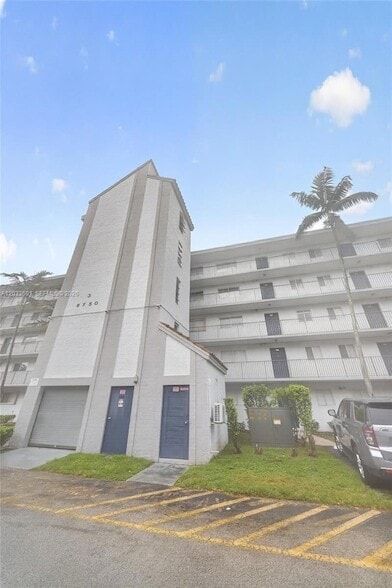 Photo - 8750 N Sherman Cir Unidad 305
