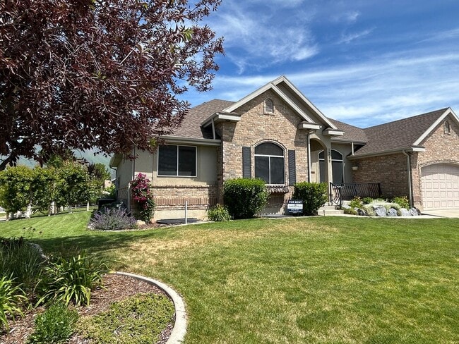 Building Photo - 5 Bedroom 2.5 Bathroom Upstairs Unit in Spanish Fork!