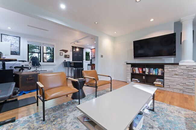 Photo - 929 St Marys St