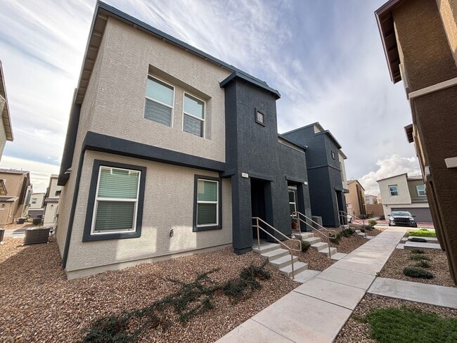 Building Photo - Gorgeous 3Bed/2.5Bath/2Car Townhome located in Southwest Las Vegas- Make the Move for Less: $300 ...
