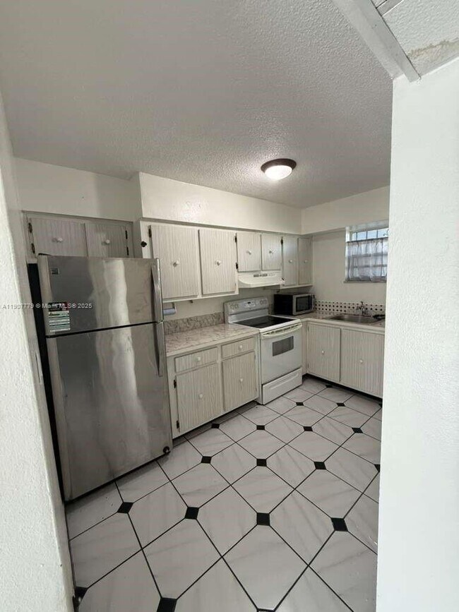 Building Photo - 2498 SW 17th Ave Unit 4311