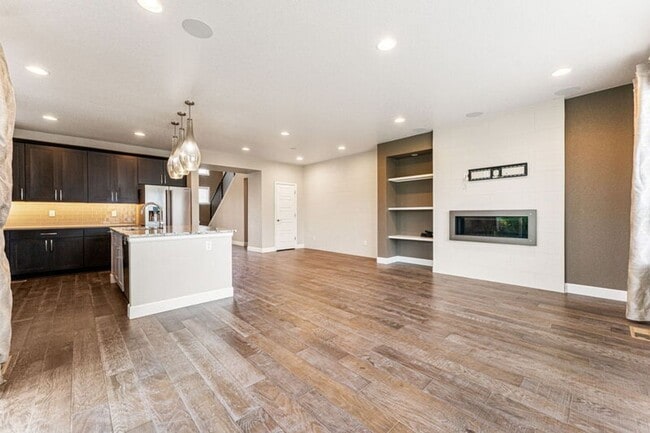 Photo - Modern End Unit in the Meadows!