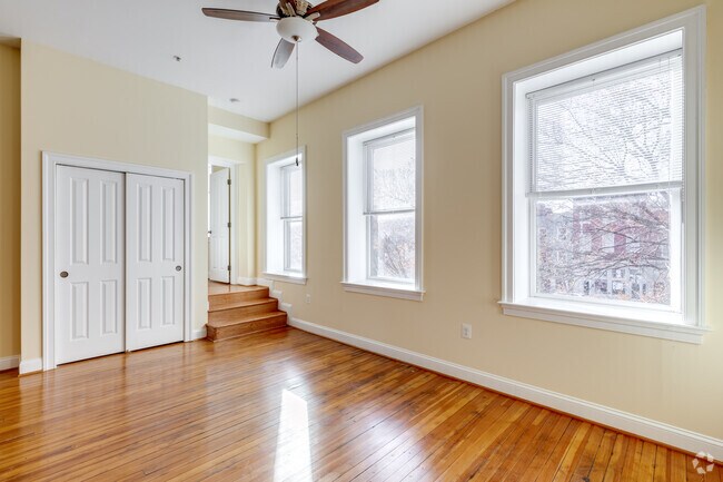 2BR, 1BA - 831SF