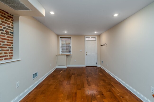 Photo - 104 S Chapel St