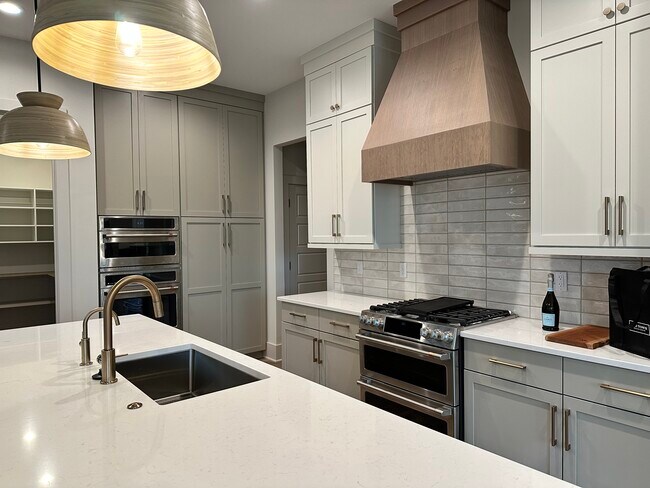 Photo - 871 Rosemary Gdns