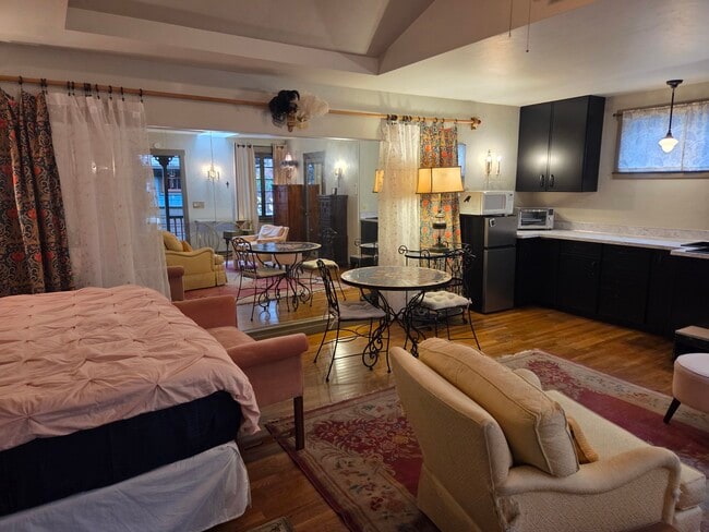 Building Photo - 1524 Brawne Ave NW Unit Studio