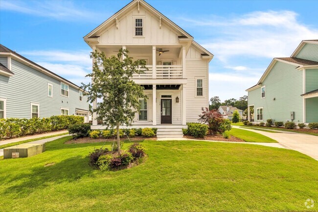 Building Photo - Charming Single Family Home in the Picture...
