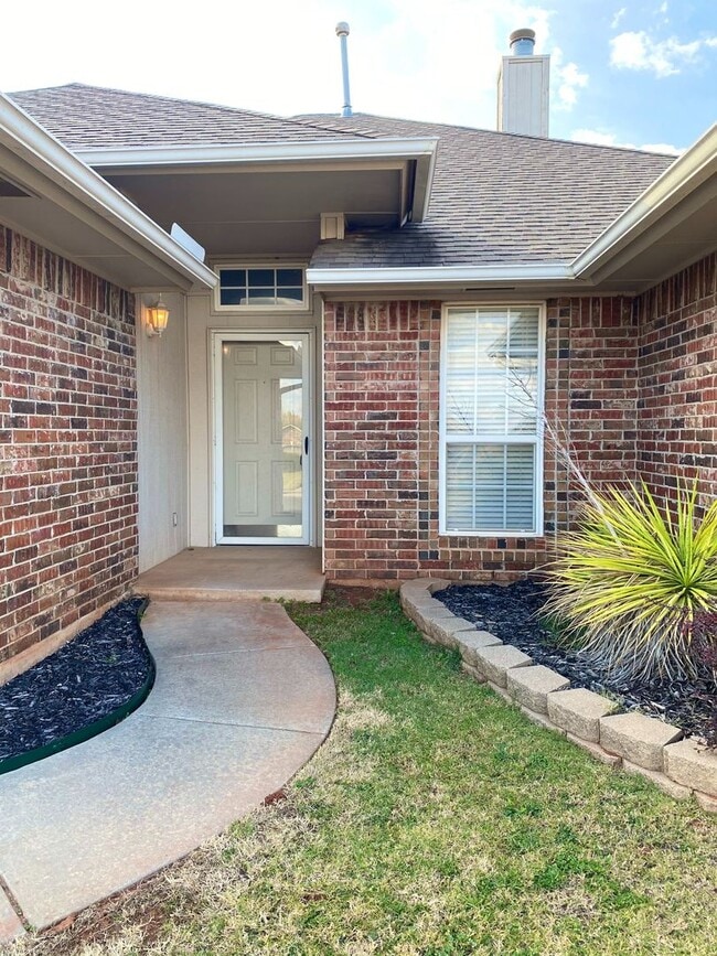 Photo - Beautiful 3 bed, 2 bath Home in East Moore with Bonus Room!
