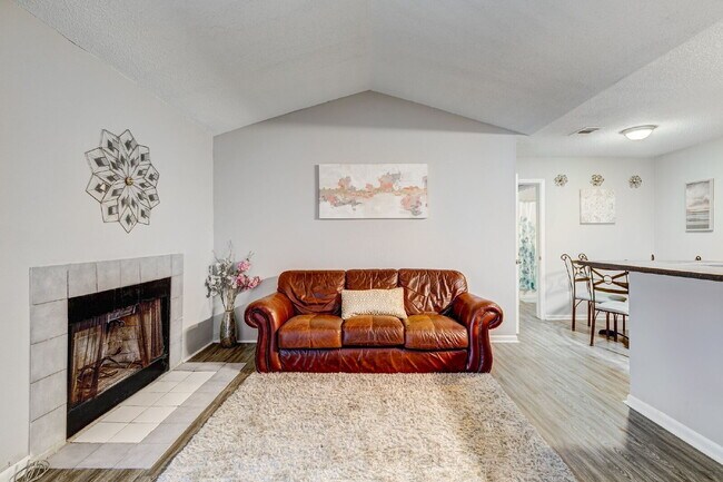 Photo - 2 Bedroom/ 2 Bathroom Apartment Conveniently Located!