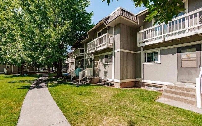 Spacious, three level, 4 Bed 2.5 bath Townhome in Ammon right behind the Walmart on Hitt. - Spacious, three level, 4 Bed 2.5 bath Townhome in Ammon right behind the Walmart on Hitt.