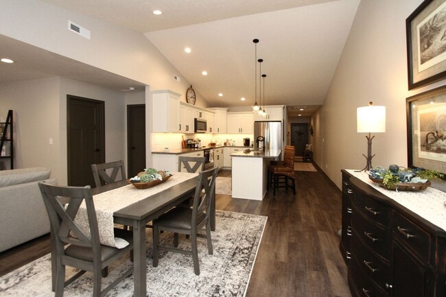 Photo - Beautiful Furnished Townhouse -Shorter Ter...