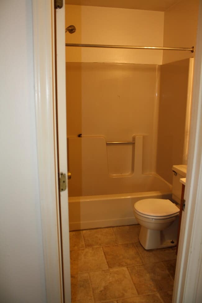 Bathroom - 565 S 20th St Unit No. 1
