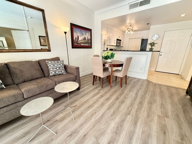 Photo - Meridian - Luxury STUDIO Condo w/ laminate... Unidad 128