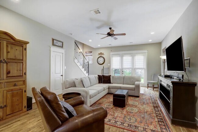 Photo - 4410 Dickson St