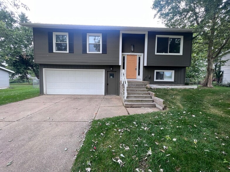 3003 Winesap Dr NE