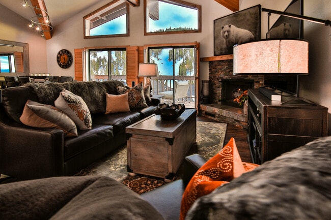 Living - 400 Fairview Blvd Townhome