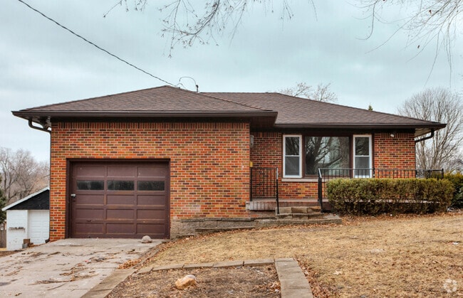 Building Photo - Spacious 4 bedroom 2 bathroom home