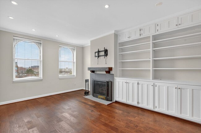 Building Photo - Available Now! Beautiful 1 Bedroom Off U S... Unit 605