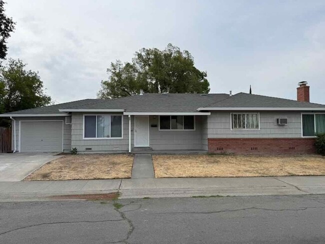 Building Photo - Updated 2 Bed/1 Bath 900 Sq.ft Duplex with...