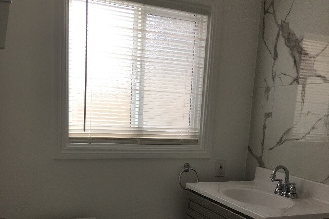 Ventana de baño - 3212 W 46th St