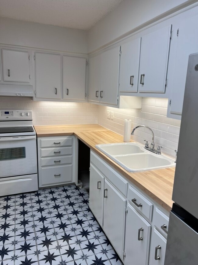 Photo - 515 Basswood Ave