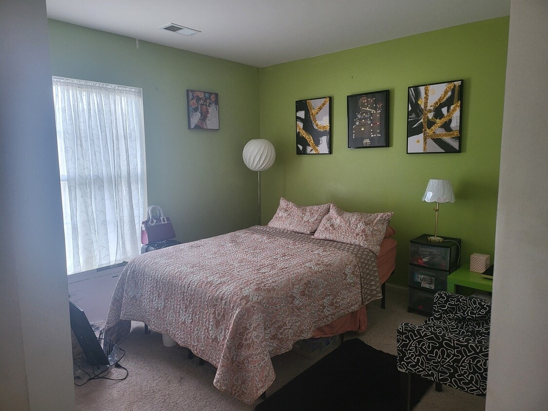 One bedroom for rent in a 3 bedroom 1886 square foot home - 4456B Beacon Grove Cir (Fairfax, VA)