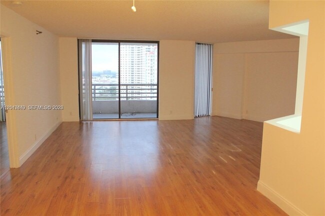 Photo - 3300 NE 191st St Unidad 1903