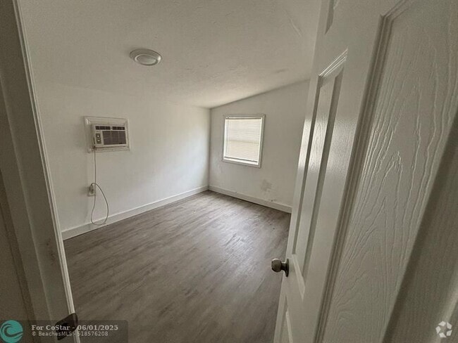 Building Photo - 825 SW 6th Ave Rental