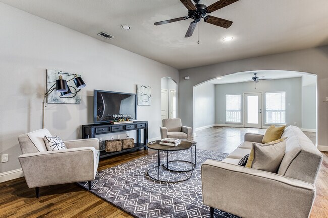 2712 Lubbock Ave