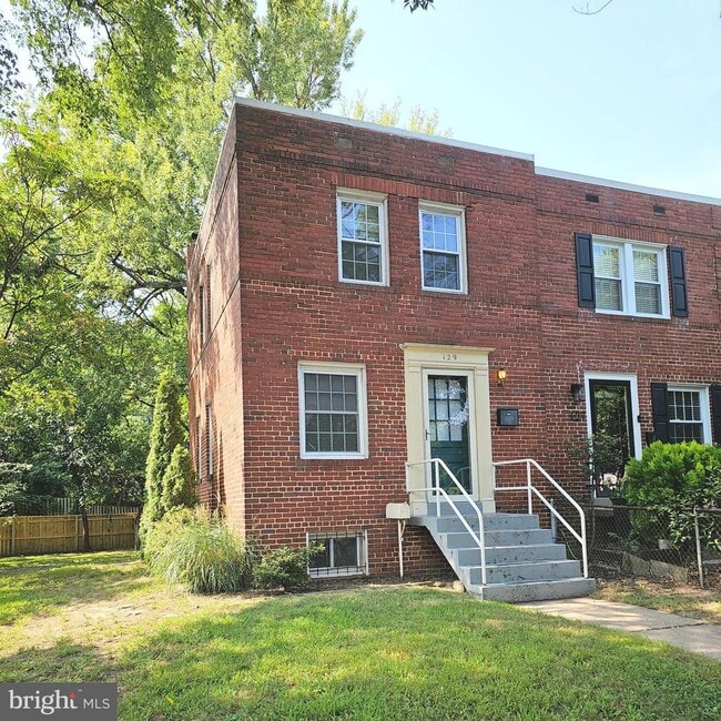 Building Photo - 129 E Linden St Rental