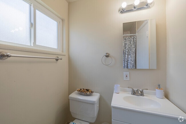 1BR, 1BA - 480 SF - Bathroom