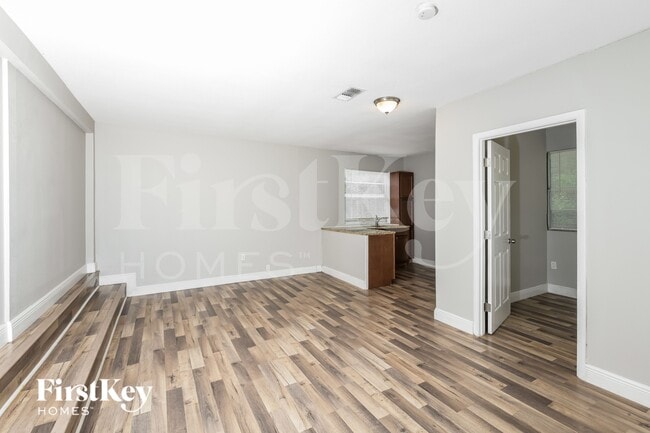 Photo - 611 Hewett Dr