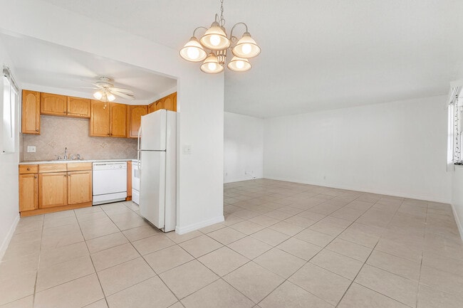 Photo - 541 Saxony Dr