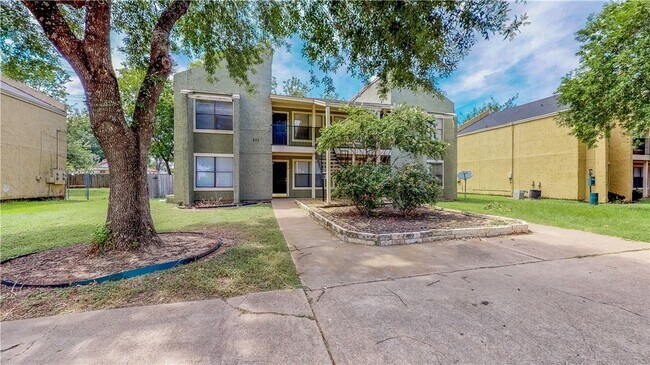 Photo - 303 Manuel Dr Unit B