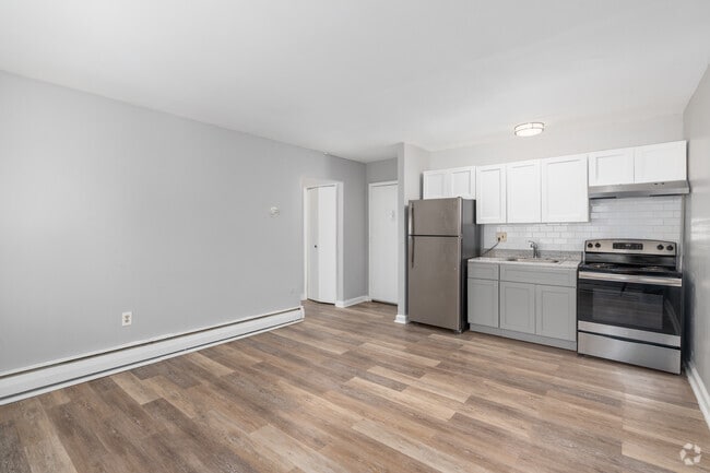 Junior 1BR, 1BA - 615SF - Living Room