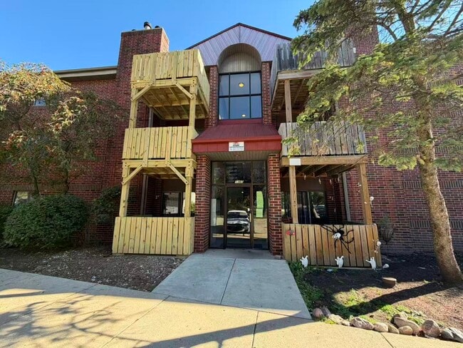 Building Photo - 1360 Brook St Unit F