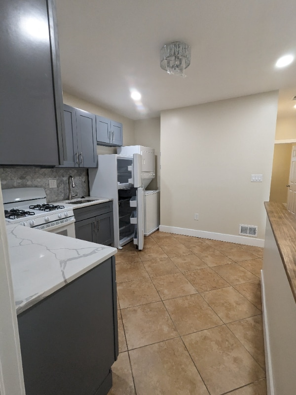 Photo - 2850 Jasper St