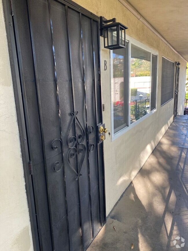 Building Photo - $750 REBATE-SPACIOUS 2BR/1BA Unit with pri... Rental