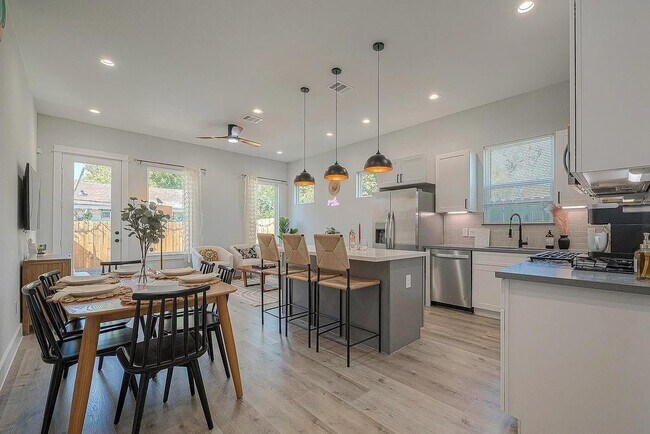 Photo - 2105 Sam Wilson St