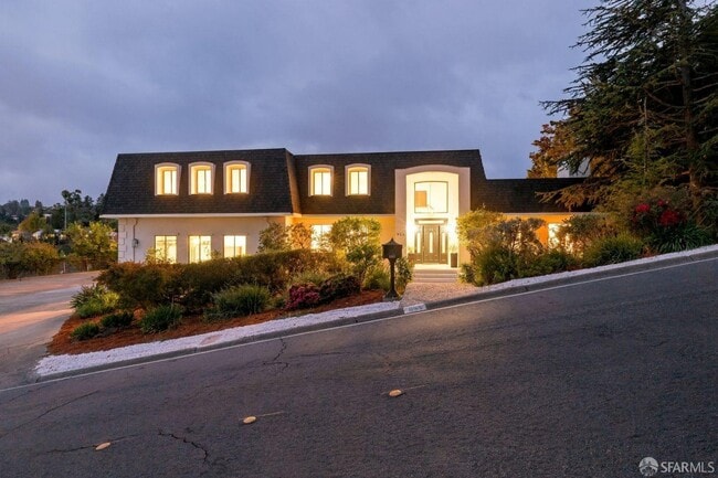 955 Macadamia Dr