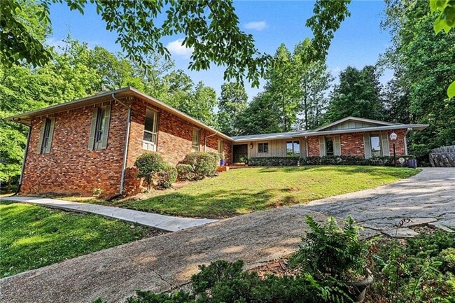 3084 Green Valley Dr
