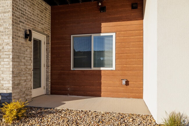 2BR, 2BA - 1155SF - Patio