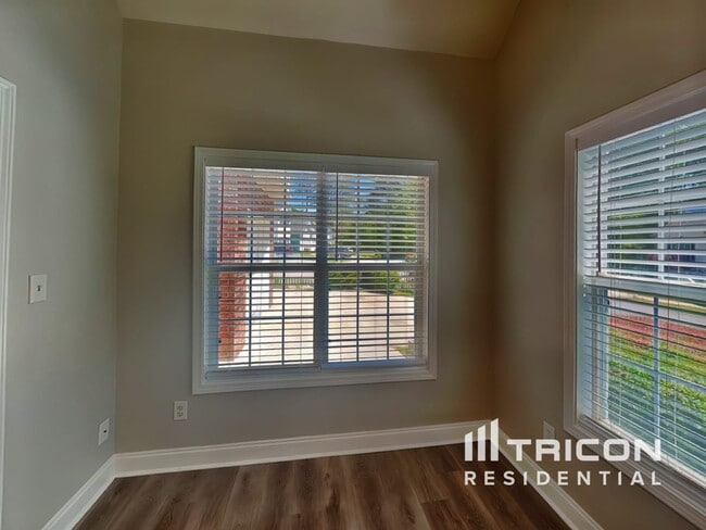 Photo - 123 Clarin Way