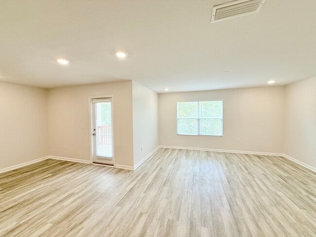 Photo - Spacious 4-Bedroom Home - Bridlewood