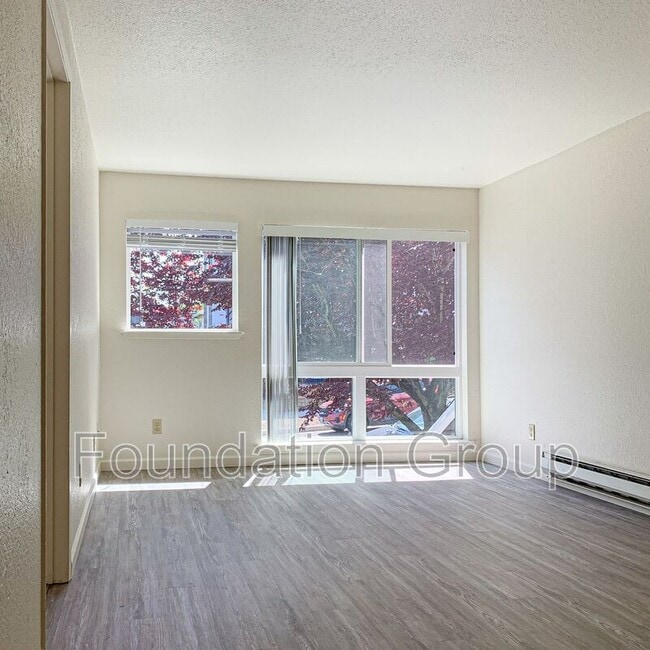 Photo - 922 N 104th St