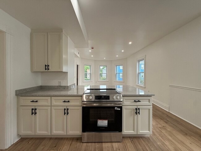 Building Photo - 19 Reeves St Unit 3