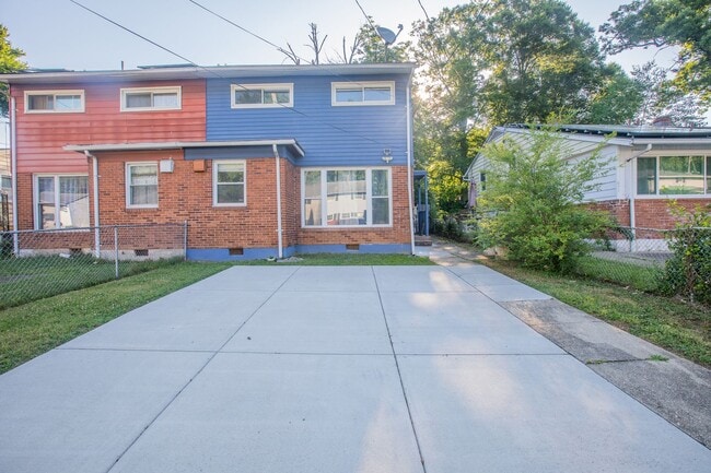 Building Photo - Amazing 4 BR/2 BA Semi-Detached Home in Ca...