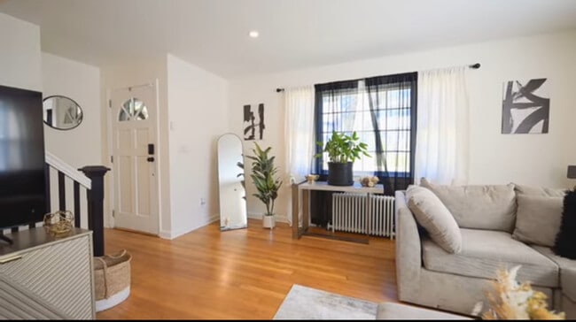 Photo - 611 Frost Rd