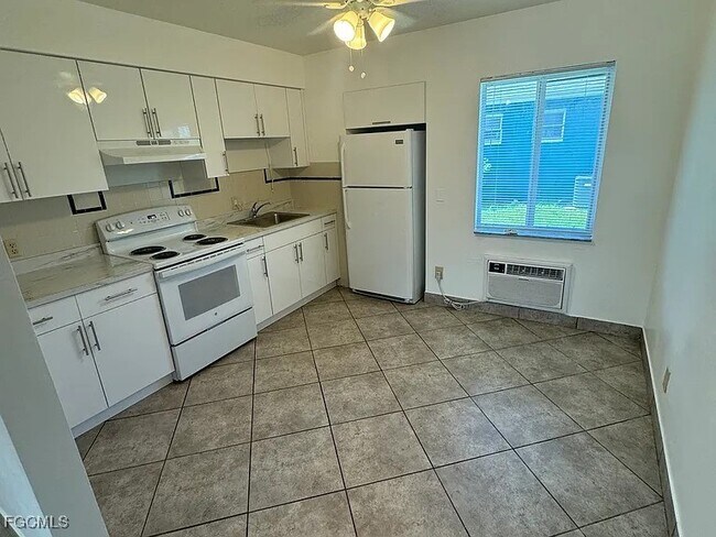 Building Photo - 4956 Viceroy St