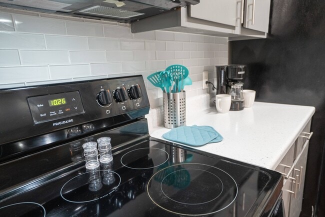 Tile backsplash, black appliances